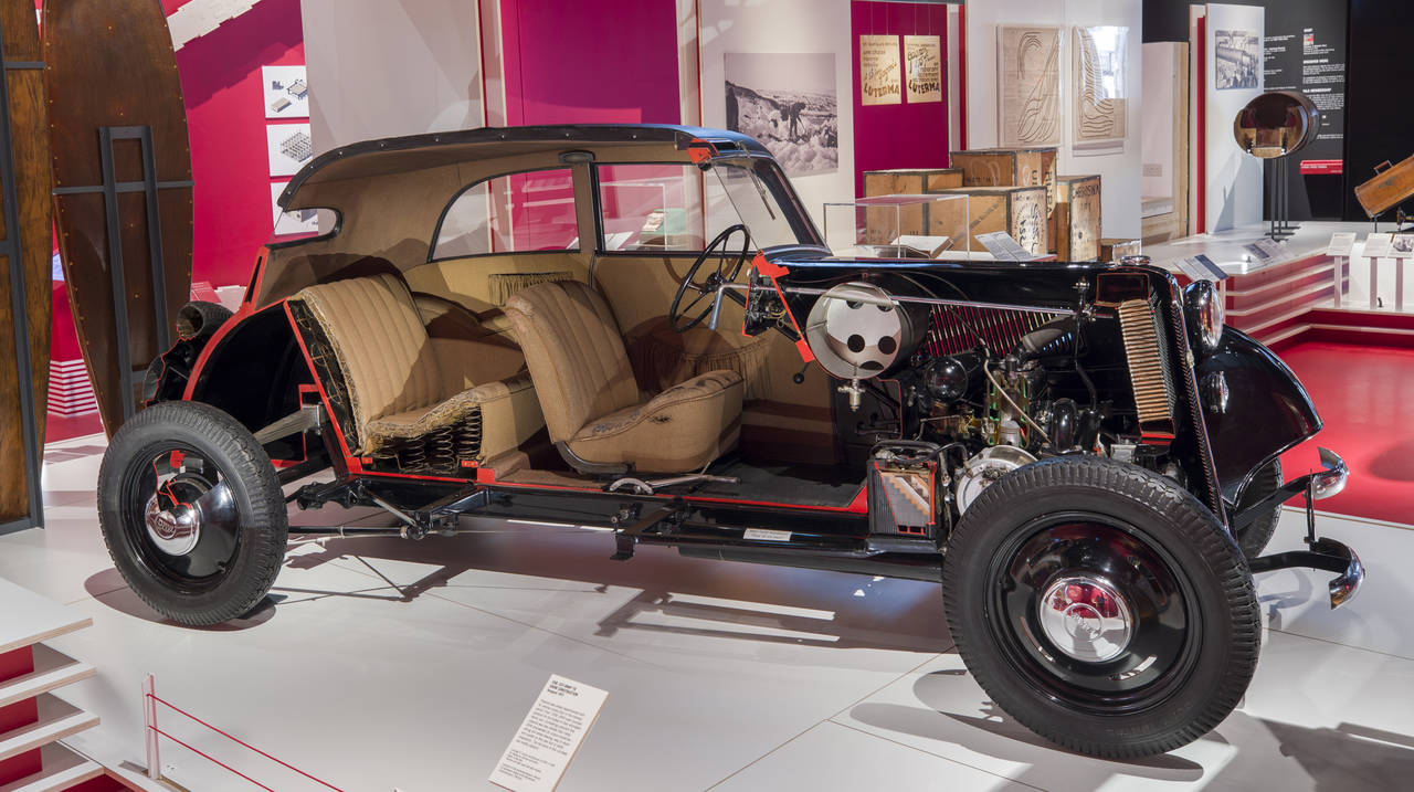Разрез автомобиля (модель F7), разработанный в 1937  и изготовленный в 1938 немецкой компанией DKW. Коллекция Немецкого музея, Мюнхен. 